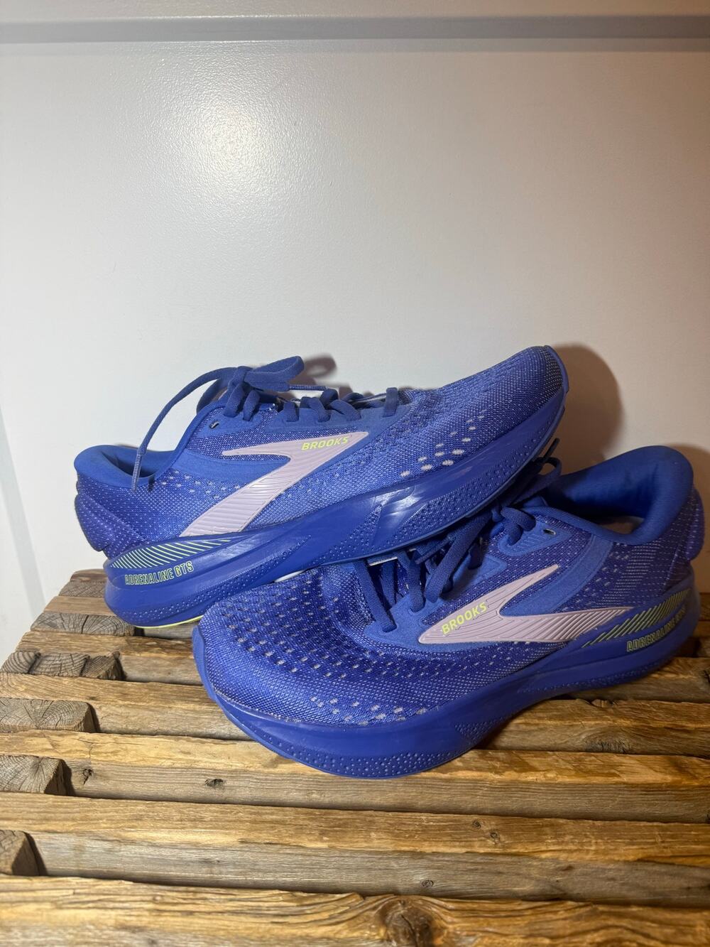 Brooks Adrenaline GTS 23 Running Sneaker. Casual Outdoor Athletic. Women's 9.5